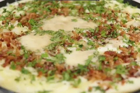 Carne com molho de batata e bacon encorpada, macia e muito s