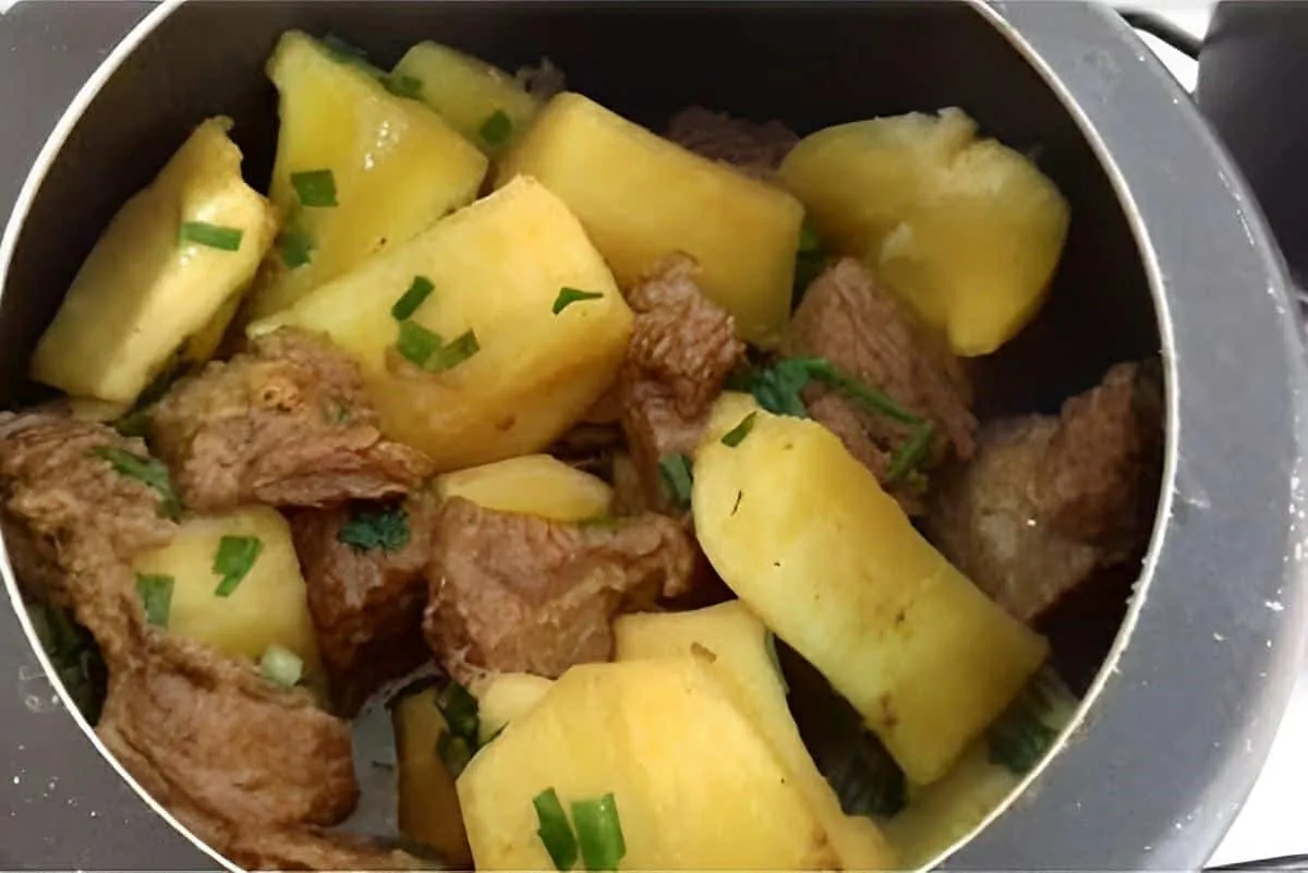 Carne cozida com mandioca muito saborosa e perfeita para o a