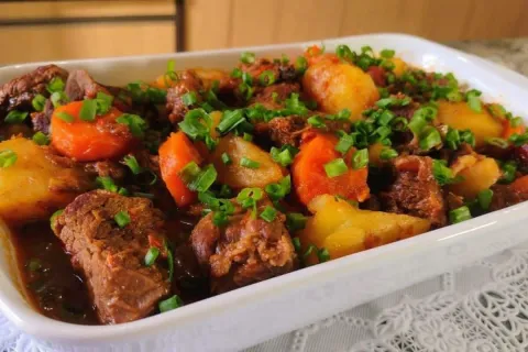 Carne de panela bem suculenta e macia, com molho encorpado, 