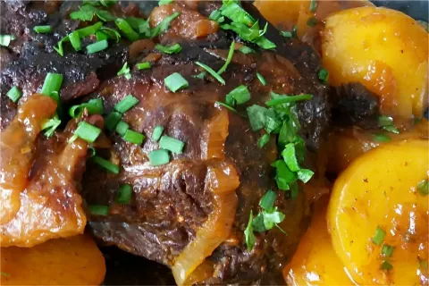 Carne de panela bem temperadinha com molho inglês e ervas su