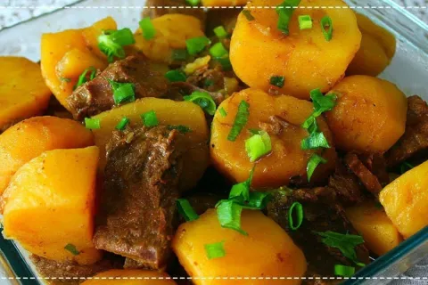 Carne de panela com batata cozida naquele molho encorpado e 