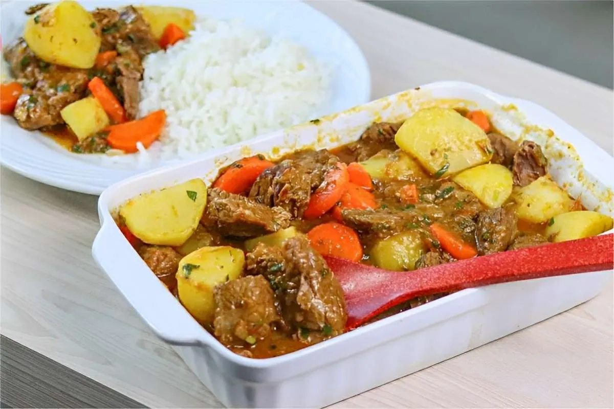 Carne de panela com batata da vovó deliciosa fácil de fazer
