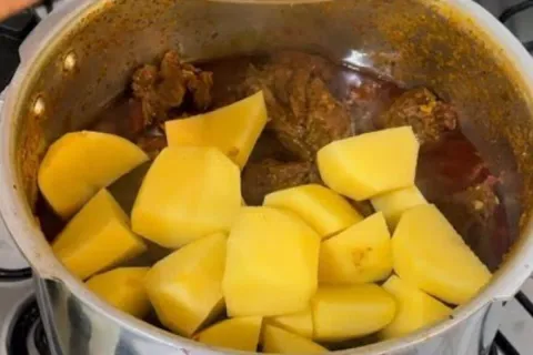 Carne de panela com batatas na panela de pressão, bem sucule