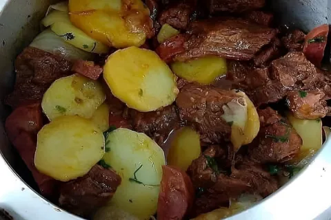 Carne de panela com batatas na panela de pressão bem tempera