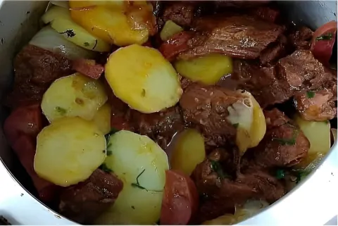 Carne de panela com batatas na panela de pressão fica bem te