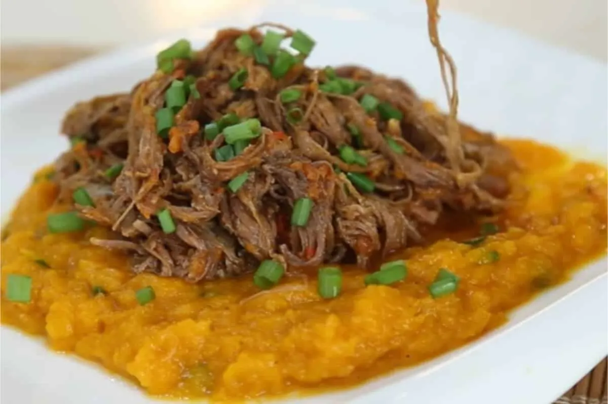 Carne de panela com purê: a combinação mais suculenta e sabo