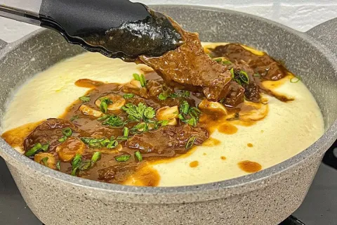 Carne de panela com purê de macaxeira saborosa e fácil que t