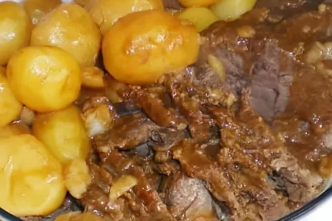 Carne de panela de pressão com batata fica macia e muito suc