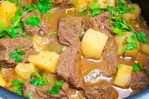 Carne de panela macia e desmanchando, com um molho encorpado