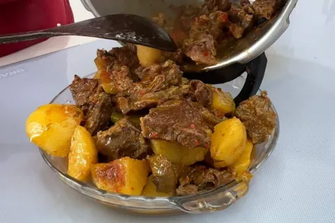 Carne de panela muito suculenta e saborosa, tão macia que va
