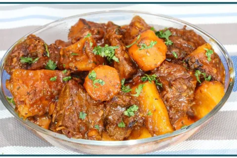 Carne de panela suculenta com aipim perfeita para seu almoço