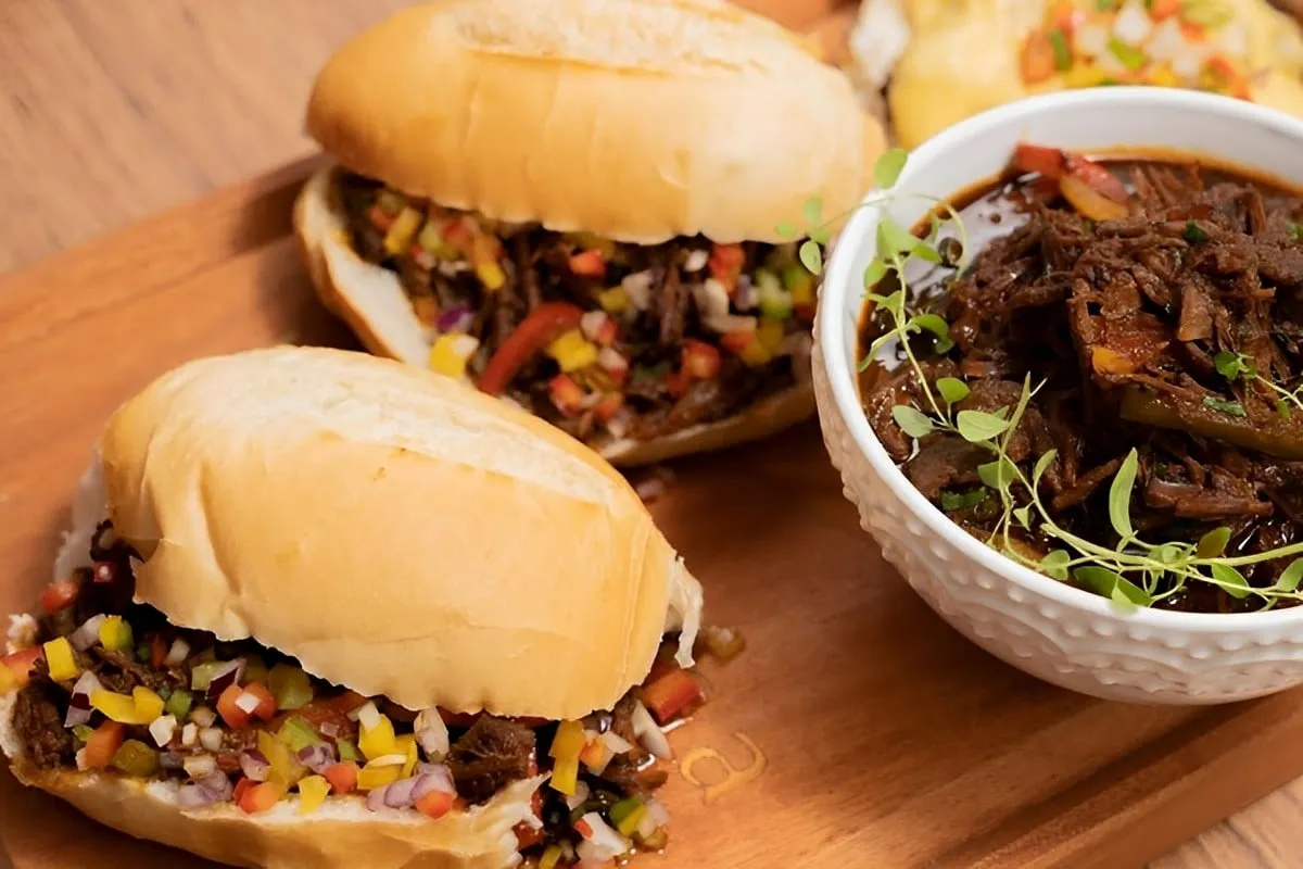 Carne louca saborosa e suculenta para fazer deliciosos sandu