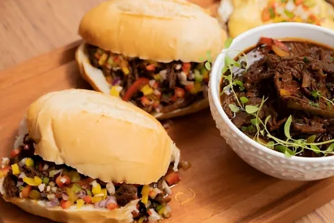 Carne louca saborosa e suculenta para fazer deliciosos sandu