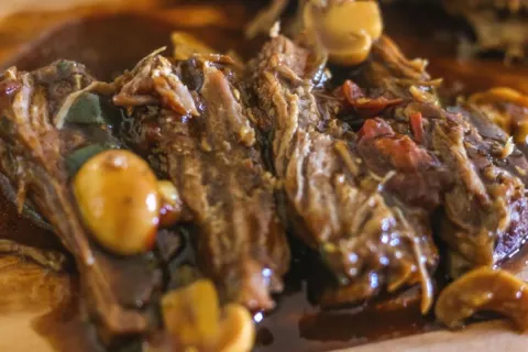 Carne macia de panela com cerveja feita na pressão com um mo