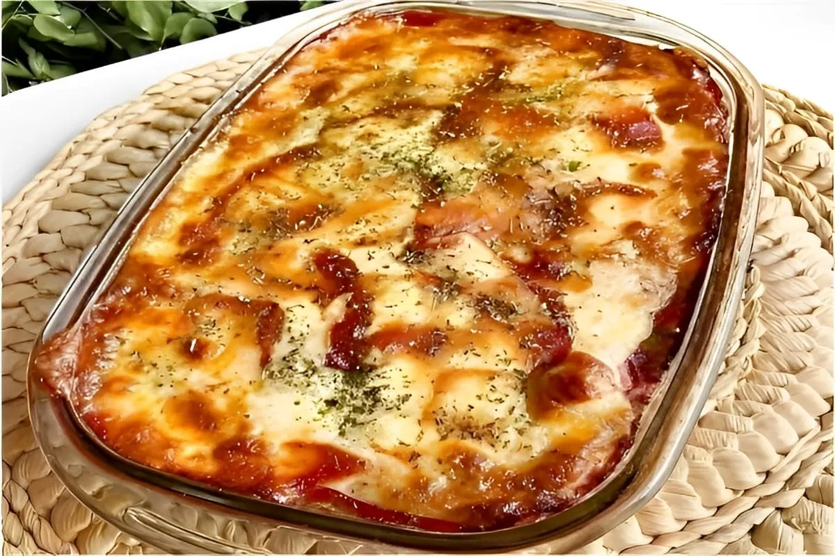 Carne moída à parmegiana coberta com molho e queijo uma delí