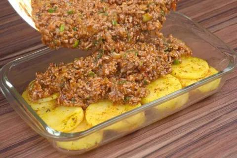 Carne moída ao forno com batatas que vai surpreender toda su