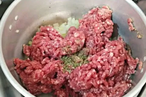 Carne moída com batata rápida e saborosa para uma refeição p