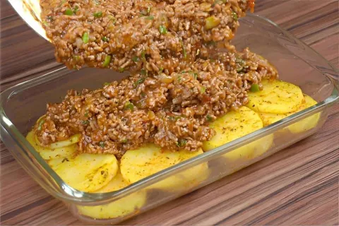 Carne moída diferente ao forno com batatas uma delícia para 