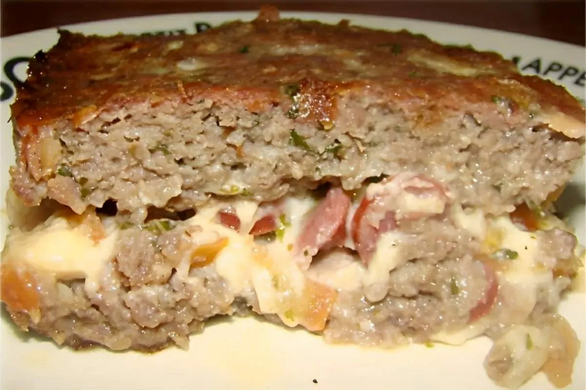 Carne moída na travessa recheada com bastante queijo fica um