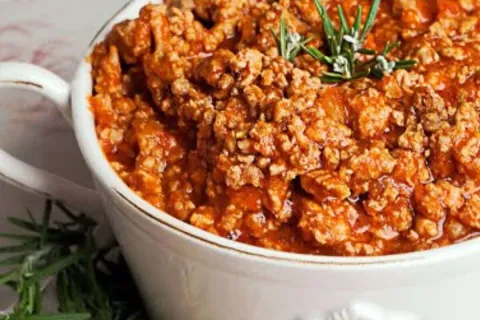 Carne moída simples com molho de tomate: um prato clássico e