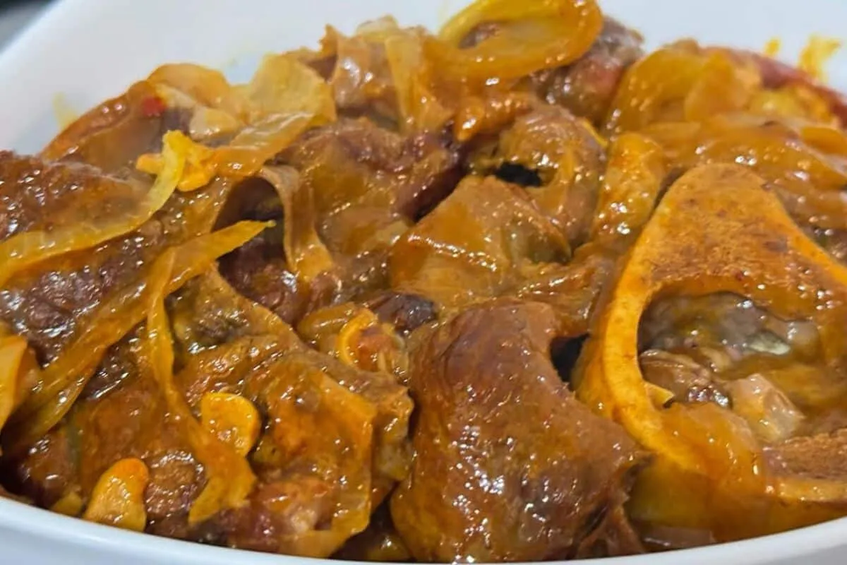 Carne na panela de pressão acebolada e muito suculenta, que