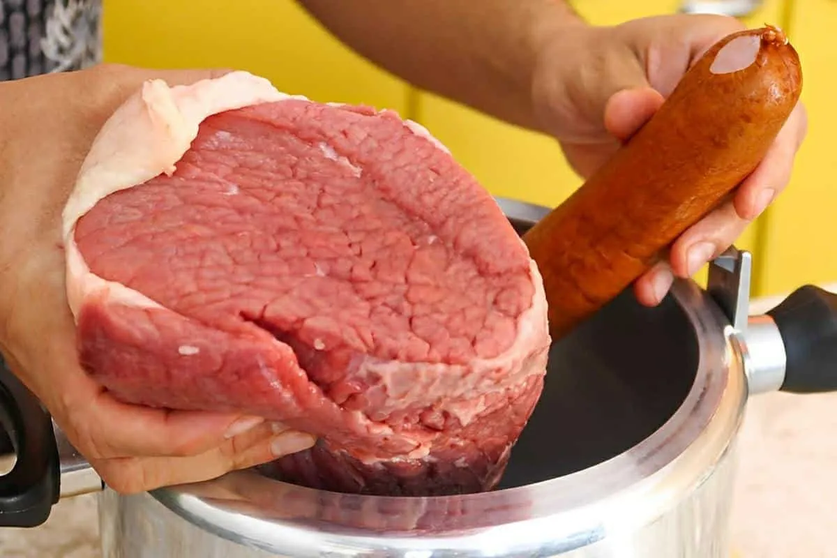 Carne recheada com calabresa assada na panela de pressão des