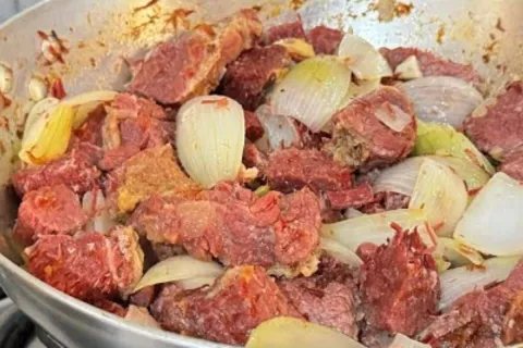 Carne seca acebolada: veja como fazer a carne macia, suculen