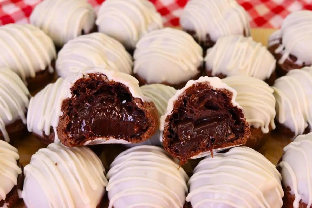 Carolina de padaria com massa de chocolate e recheio de brig