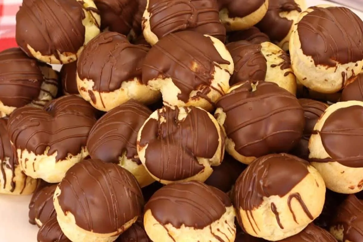 Carolinas recheadas com creme bem docinhas, parecem doce de