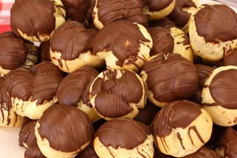 Carolinas recheadas com creme bem docinhas, parecem doce de 