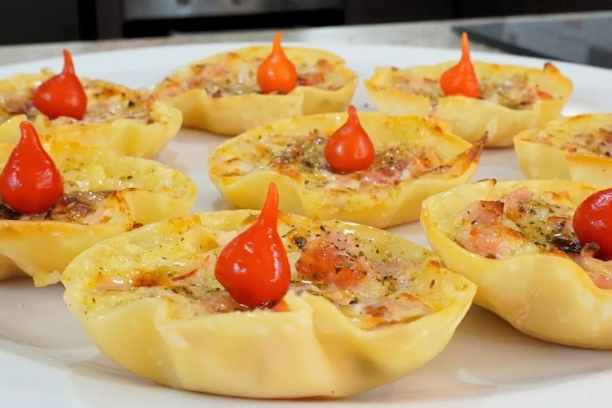 Cestinhas com massa de pastel, uma opção de entradinha croca