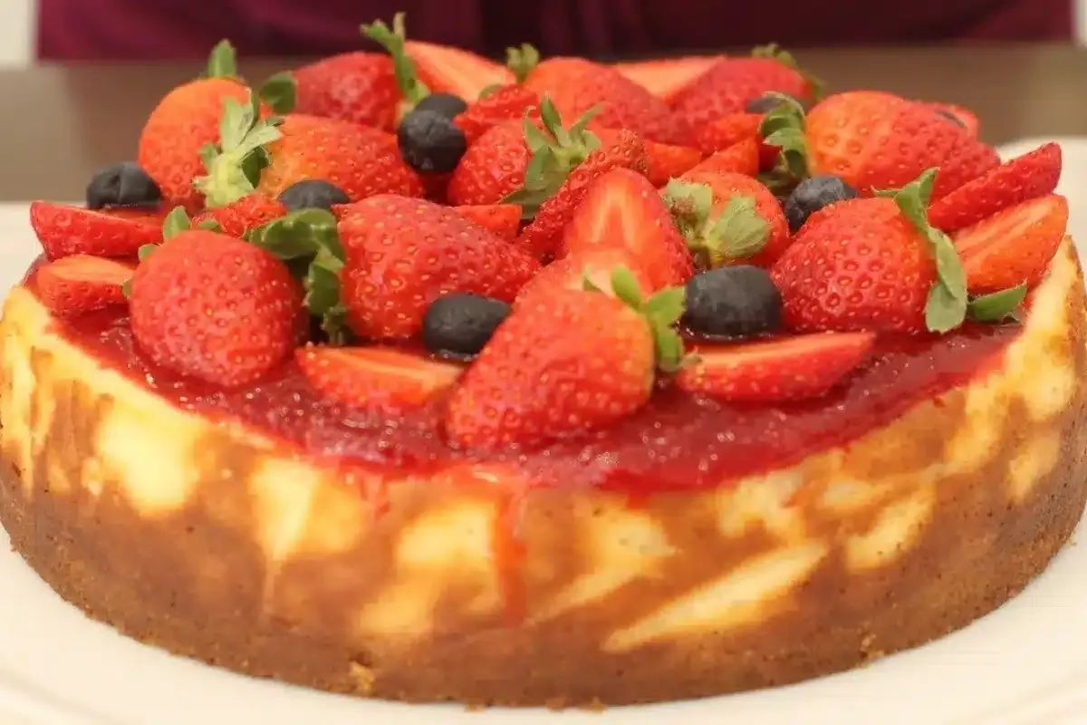 Cheesecake de morango de um jeito super fácil para adoçar se