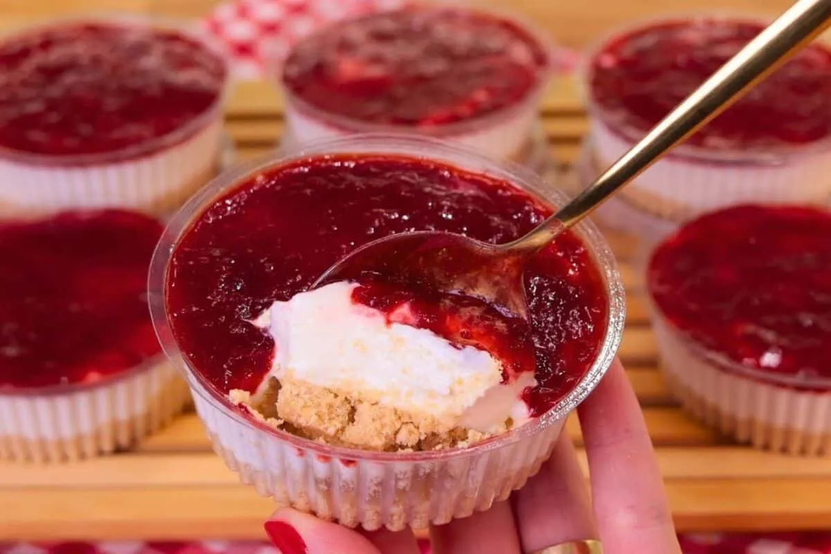 Cheesecake de morango no pote sem gelatina e sem leite conde