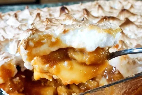 Chico balanceado com banana caramelizada e creme leve, sobre