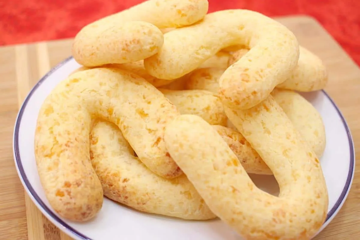 Chipa de queijo da roça para servir no lanche da tarde com u