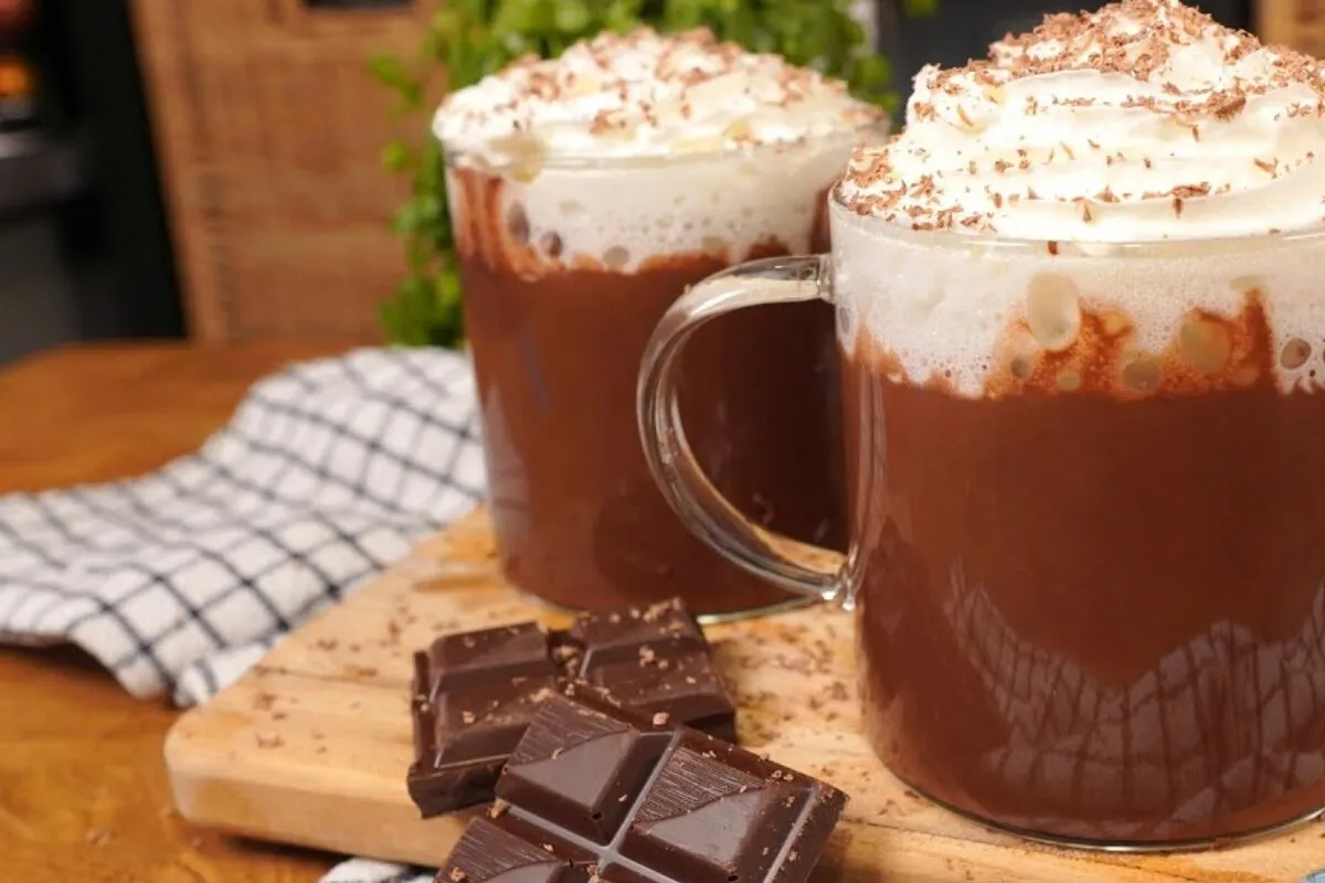 Chocolate quente cremoso com um sabor rico e aveludado, para