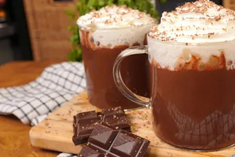 Chocolate quente cremoso com um sabor rico e aveludado, para