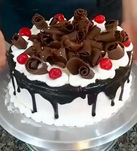 Cobertura de Chocolate que Escorre no Bolo