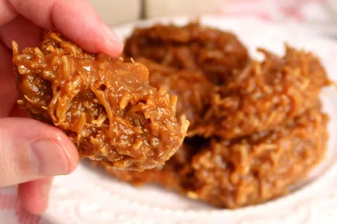 Cocada cremosa de colher tradicional feita de um jeito rápid