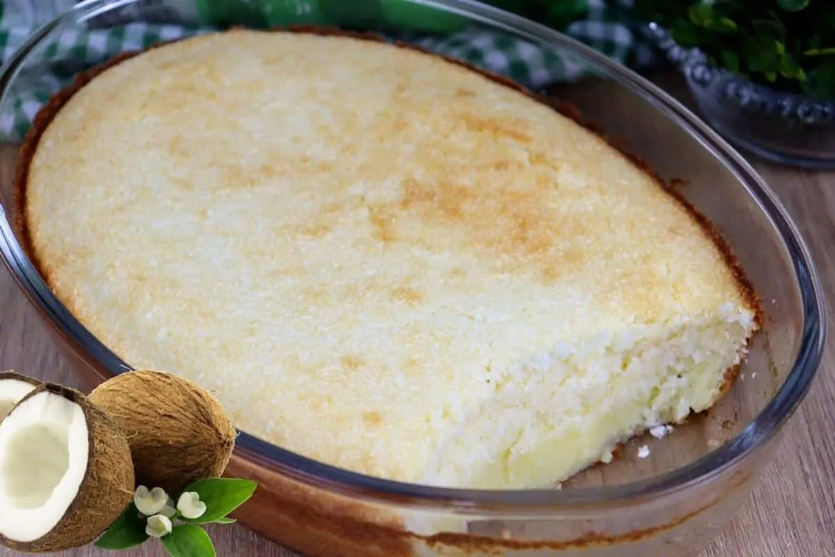 Cocada de forno na travessa que fica cremosa por dentro e co