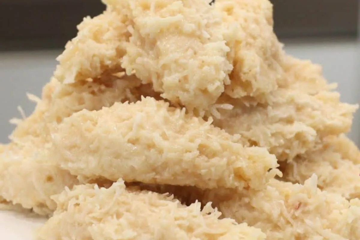 Cocada de leite condensado cremosa fácil que fica pronta em