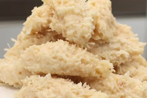Cocada de leite condensado cremosa fácil que fica pronta em 