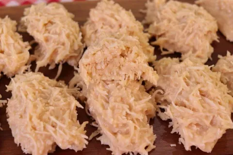 Cocada de leite condensado cremosa por dentro e casquinha cr