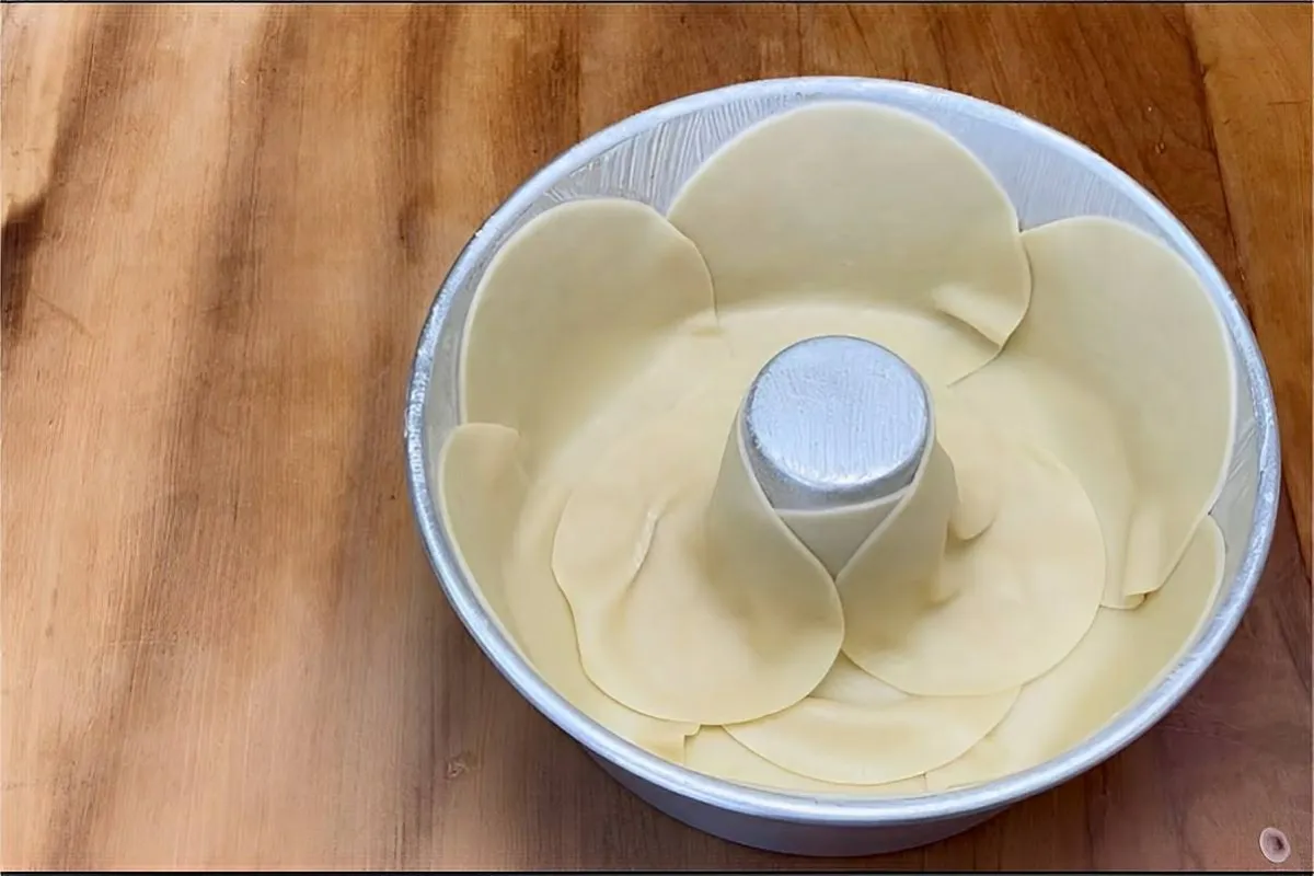 Coloquei massa de pastel em uma forma de pudim e fiz uma tor