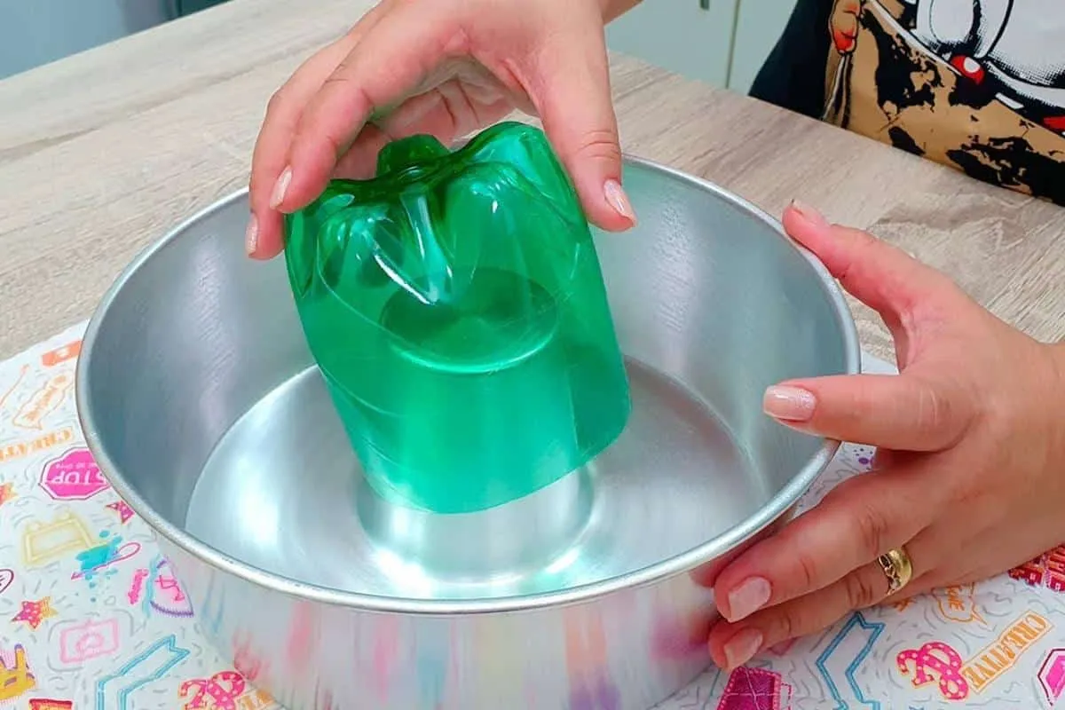 Coloquei uma garrada pet dentro da forma e fiz um bolo mescl