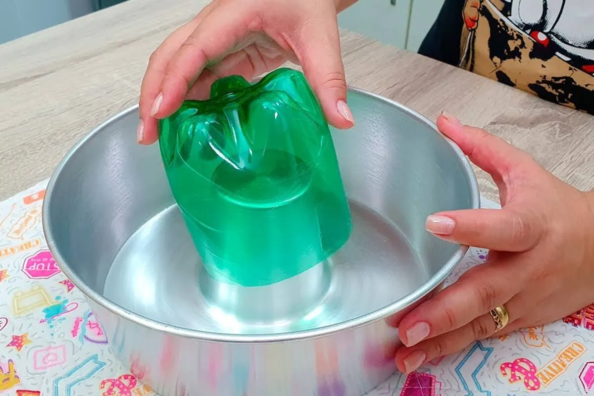 Coloquei uma garrafa pet na assadeira e fiz um bolo mesclado