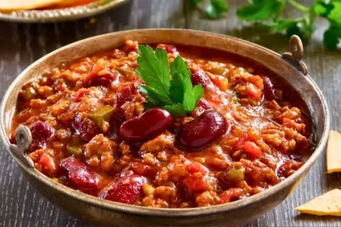 Comida mexicana com feijão chilli muito bem temperado e sucu