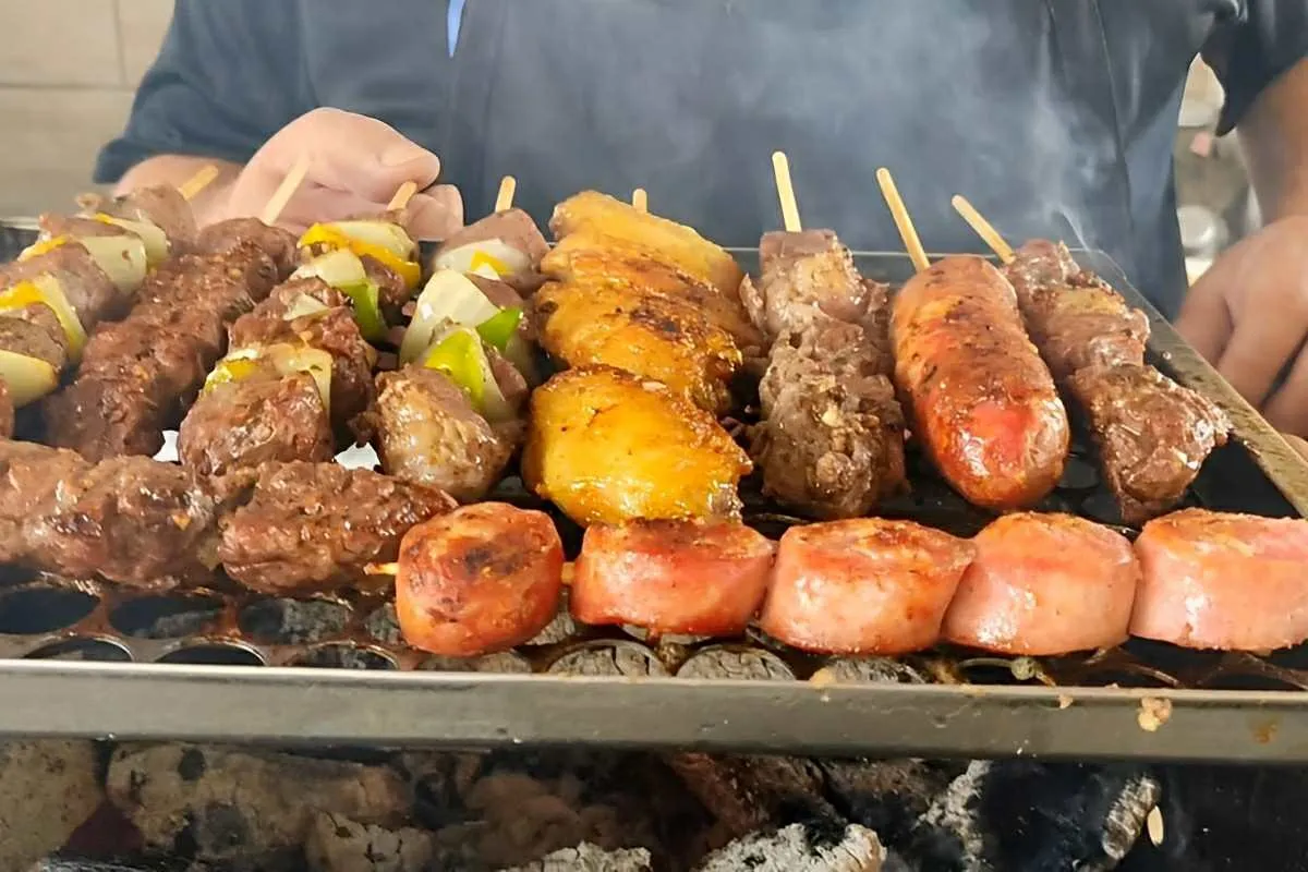 Como amaciar carne para espetinhos usando 2 ingredientes que
