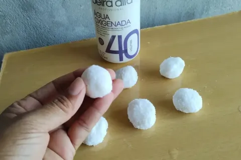 Como branquear roupa amarelada: cada bolinha dessa tem um po