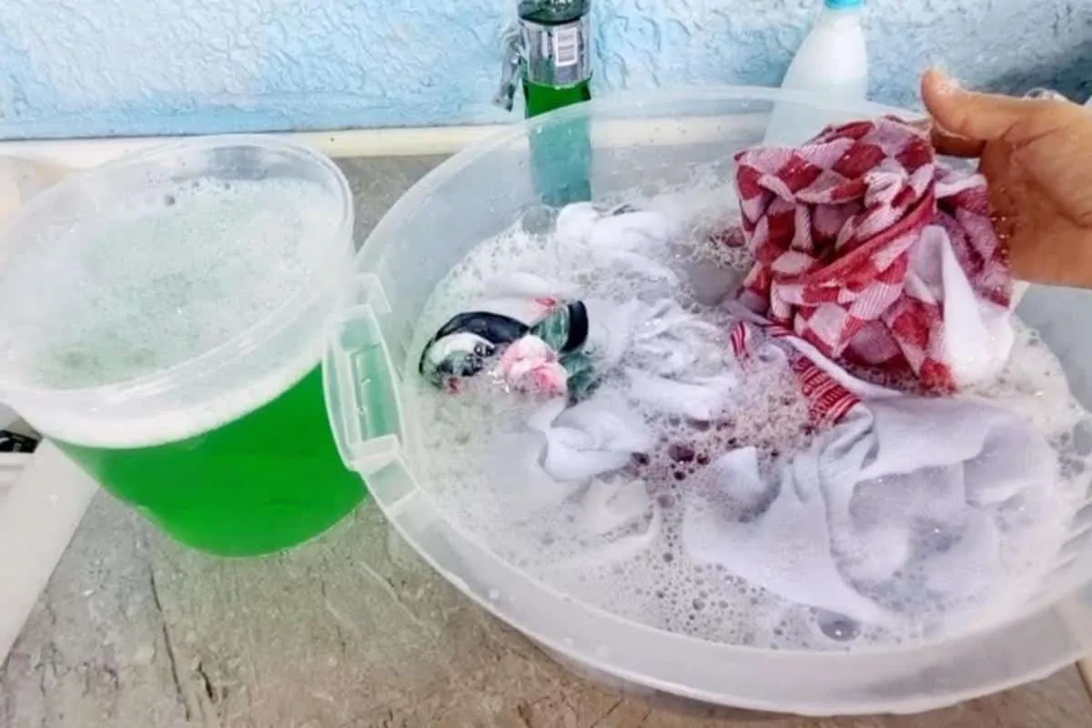 Como branquear roupas sem desbotar em poucos minutos com uma